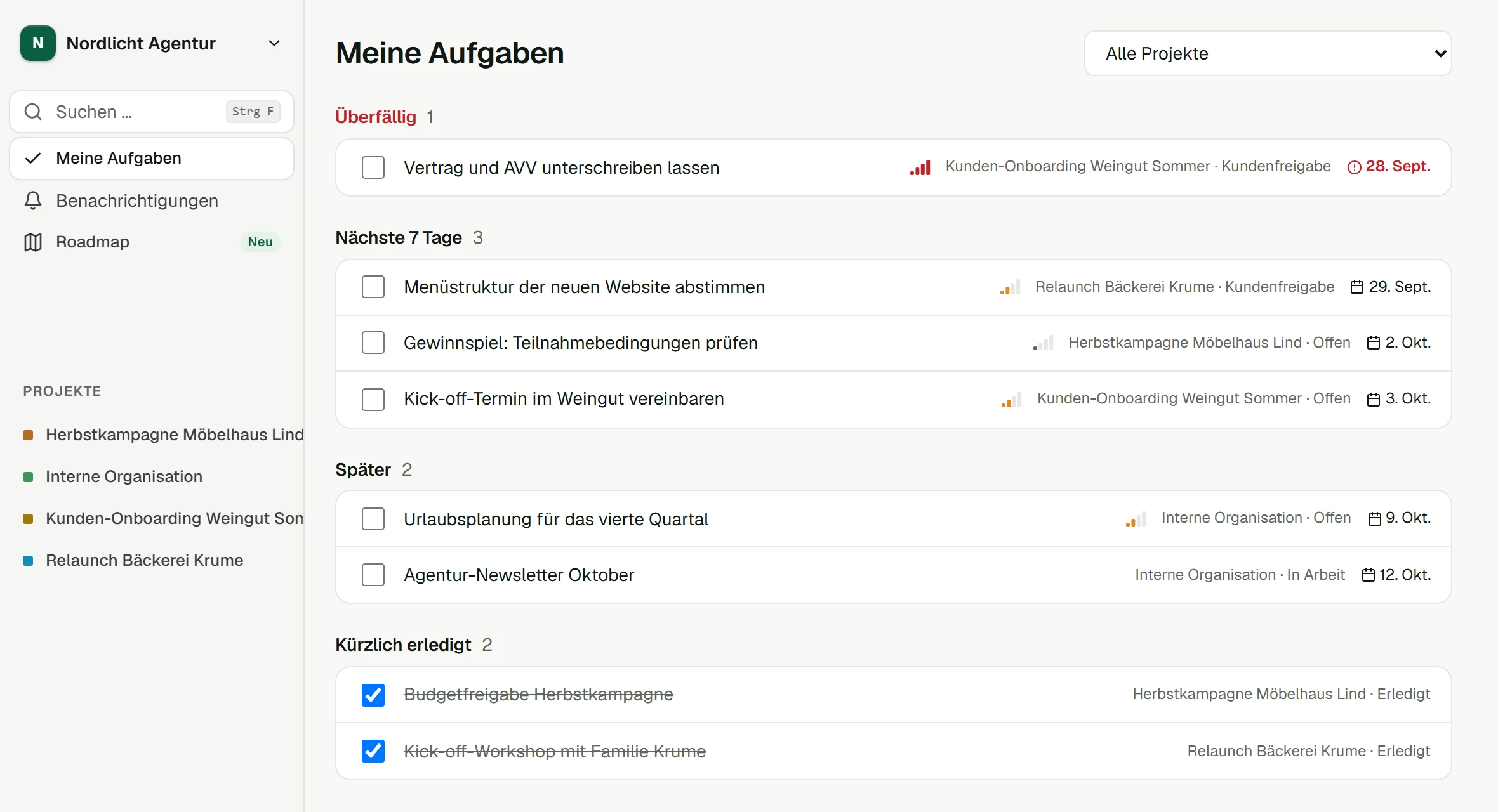 Meine Aufgaben über alle Projekte, gruppiert nach Überfällig, Nächste 7 Tage, Später und Kürzlich erledigt.